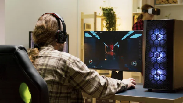 Férfi tartja a fejét az asztalon, miután veszített videojátékok a számítógépen — Stock Fotó
