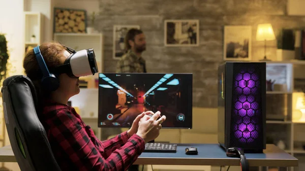 VR kulaklık kullanarak video oyunu oynayan kadın — Stok fotoğraf