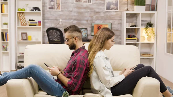 Нещаслива пара сидить назад на дивані — стокове фото
