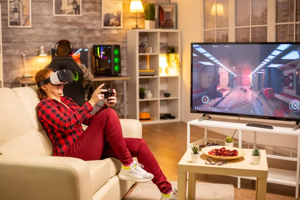 Mulher gamer jogar jogos de vídeo usando um fone de ouvido VR tarde da noite — Fotografia de Stock