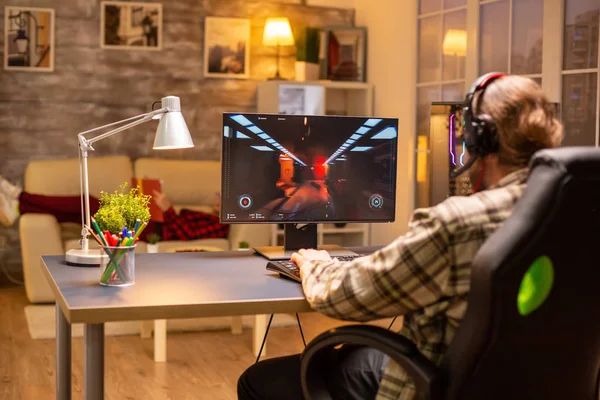 Visszapillantás a gamer férfi játszik lövész az ő erős PC számítógép késő este a nappaliban — Stock Fotó