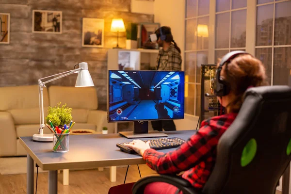 Επαγγελματική γυναίκα gamer βίντεο παίζει ένα online παιχνίδι shooter — Φωτογραφία Αρχείου