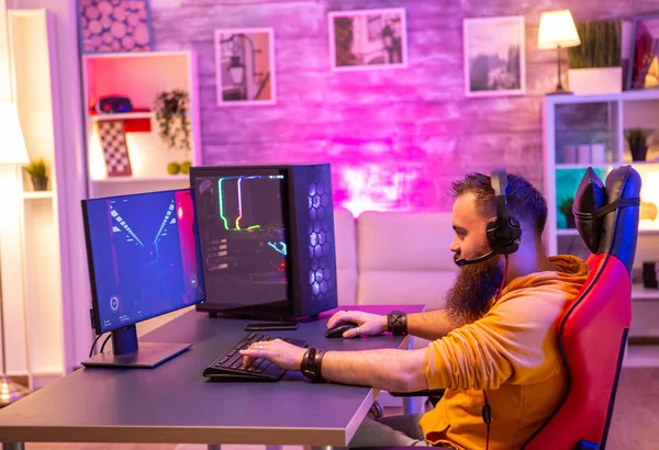 Hipster férfi játszik profi videojátékok a szobájában — Stock Fotó