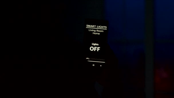 Close up of man hand holding a voice activation smart light app for tuning on the lights in the house — 비디오