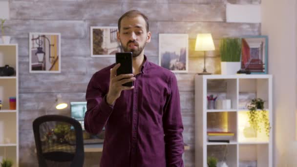 L'homme qui quitte la maison donne un ordre vocal et les lumières s'éteignent. — Video