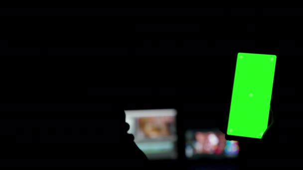 Smartphone de pantalla verde en habitación oscura — Vídeo de stock