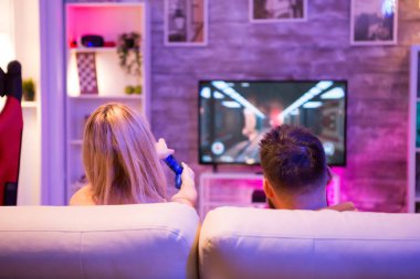Televizyonda oyun oynayan çift rahatlatıcı