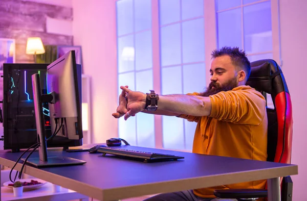 Baard man zitten op gaming stoel voor te bereiden om video games te spelen — Stockfoto