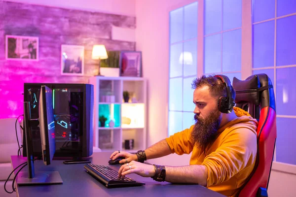 Professional EA sport gamer playing on powerful PC — Stock Photo, Image