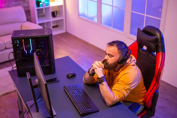 Beroerde professionele gamer omdat hij een belangrijke wedstrijd verloor — Stockfoto