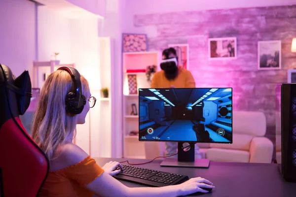 Vriendje spelen van games met behulp van vr bril — Stockfoto