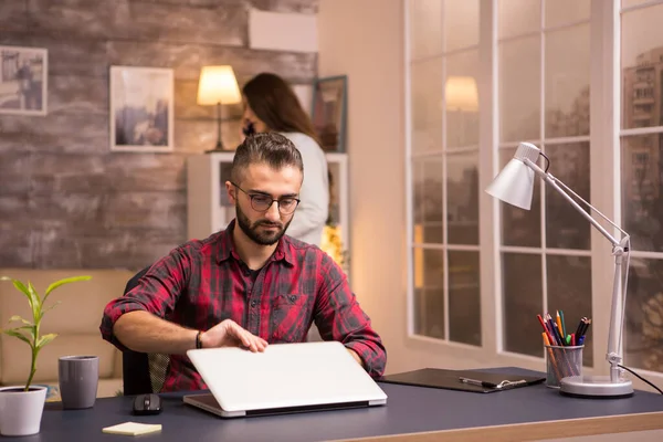 Barbuto imprenditore portatile di apertura per iniziare a lavorare da casa — Foto Stock