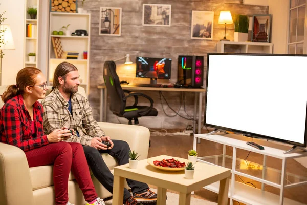 İzole edilmiş beyaz TV ekranında video oyunu oynayan çift — Stok fotoğraf
