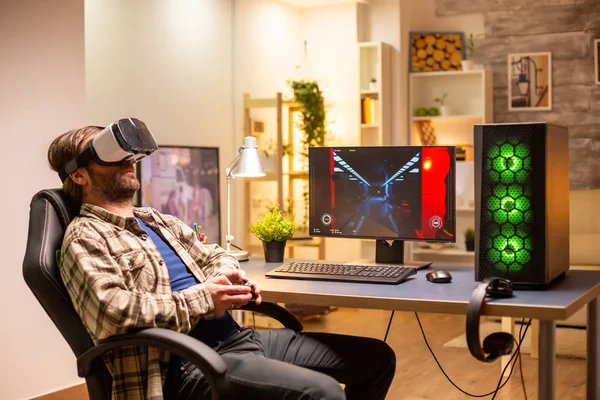 Professionele gamer man met behulp van Vr headset te spelen op krachtige Pc — Stockfoto