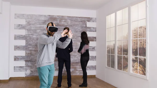 Uomo caucasico utilizzando testa realtà virtuale in appartamento vuoto — Foto Stock