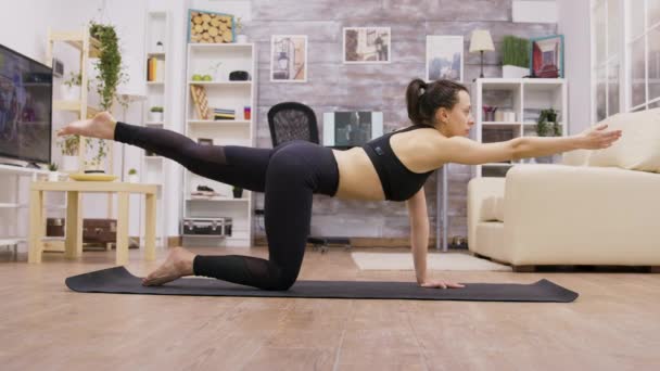 Caucasienne jeune femme faire des exercices pour les maux de dos — Video