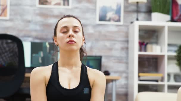 Junge Frau praktiziert Yoga-Meditation mit geschlossenen Augen — Stockvideo