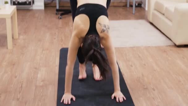 Привлекательная молодая женщина делает упражнения Берпи — стоковое видео