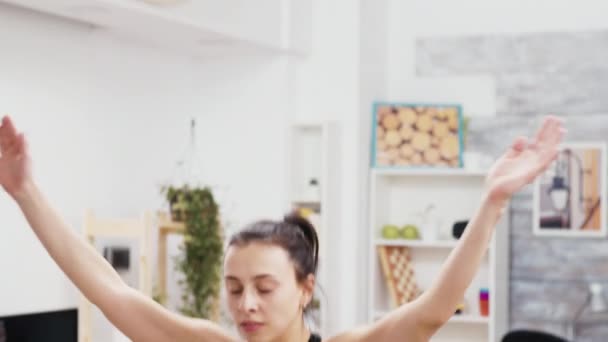 Jonge vrouw thuis doet burpee workout — Stockvideo