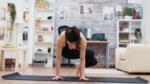 Chica de fitness en casa haciendo fuerza y equilibrio — Vídeos de Stock