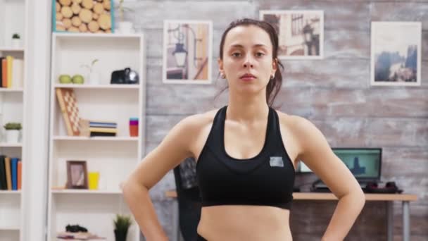 Молода жінка в спортивному одязі робить тренування легенів — стокове відео