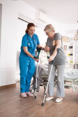 Huzurevinde rehabilitasyonu olan yaşlı bir kadın.