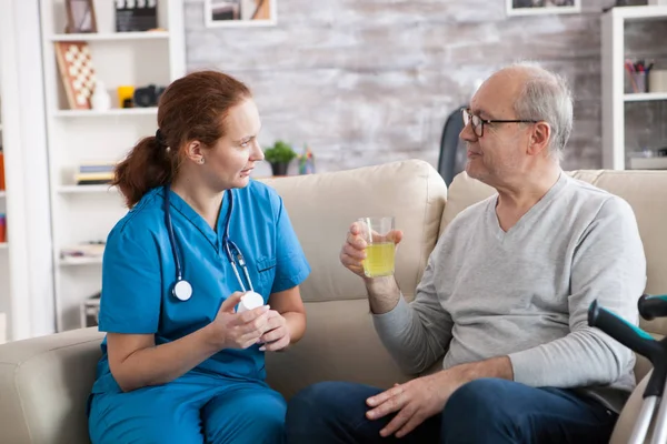 Anziano uomo e signora infermiera avendo un conversazione — Foto Stock