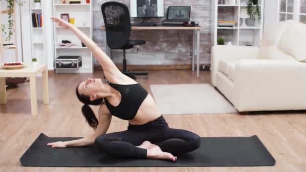 Jeune femme relaxant son dos faisant pose de yoga — Video