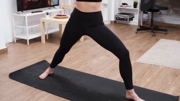 Junge Brünette nimmt Yoga-Position auf Matte ein — Stockvideo