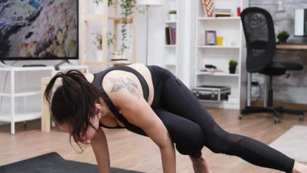 Jeune femme faisant une position de yoga dur — Video