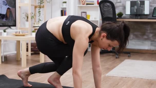 Mujer joven entrenando en sala de estar — Vídeos de Stock