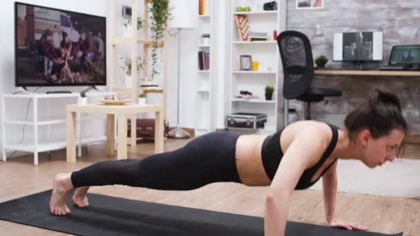 Mulher caucasiana fazendo seu corpo mais forte — Vídeo de Stock