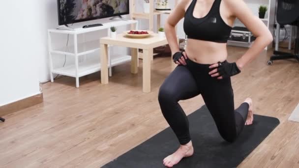 Young woman doing step by step lunges workout — Stock Footage Young woman doing step by step lunges workout Video Clip