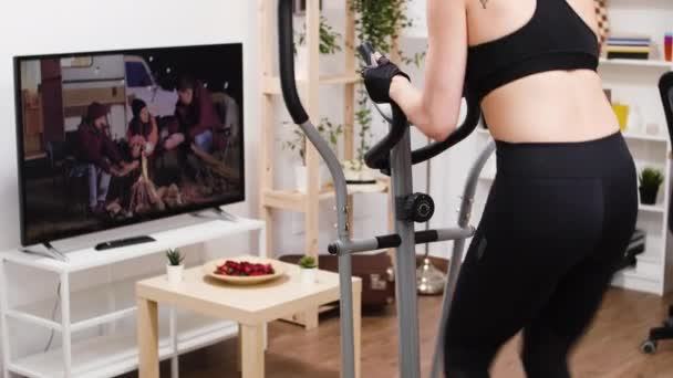 Junge Frau baut ihr Cardio im Wohnzimmer — Stockvideo