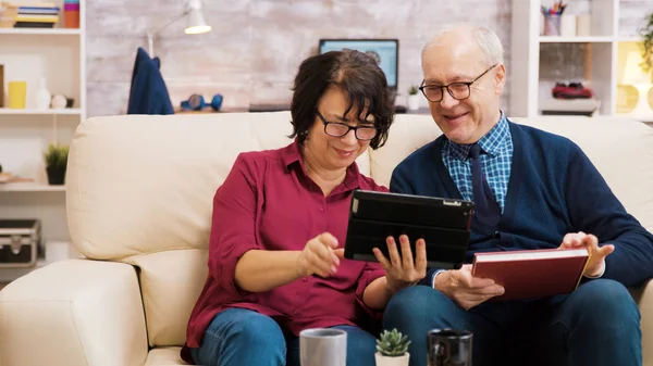 Oudere echtpaar zwaaiend naar tablet tijdens een videogesprek — Stockfoto