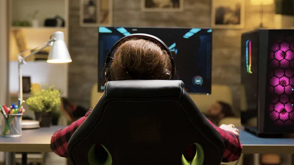 Dolly shot of woman sitting on gaming chair — Stock Photo, Image