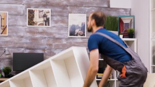 Manlig arbetare kontrollera nya möbler efter assambly — Stockvideo