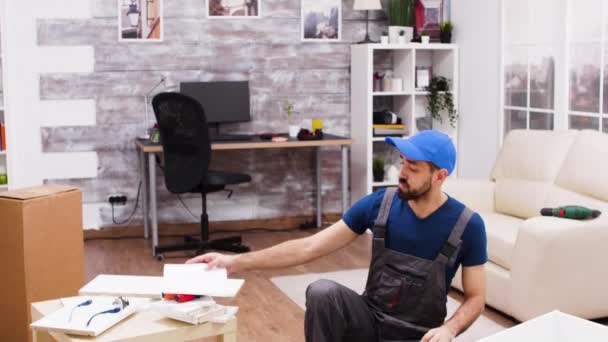 Trabajador masculino montando un estante en muebles nuevos — Vídeos de Stock