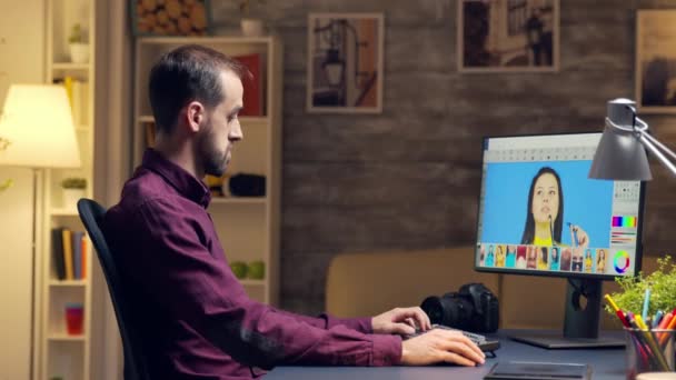 Fotografo creativo che utilizza programmi di ritocco digitale — Video Stock