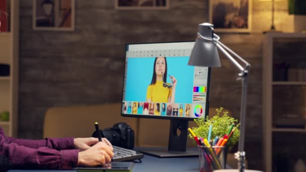 Criador de conteúdo digital retocando fotos para um cliente — Vídeo de Stock