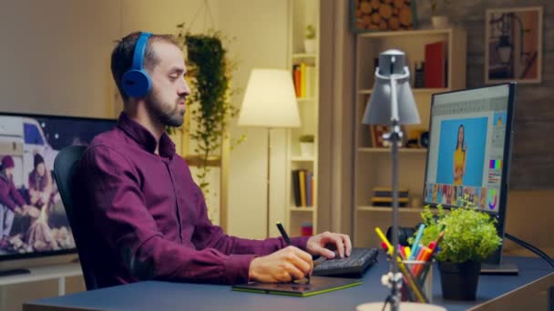 Hombre creativo escuchando música en los auriculares — Vídeos de Stock