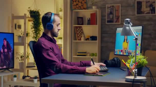 Focalisé jeune photographe créatif retoucher des photos 