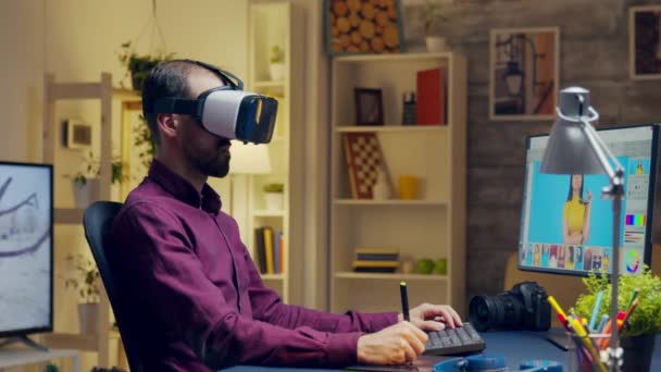 Kreativ fotograf med virtuell verklighet headset — Stockvideo