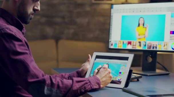 Fotógrafo retocando detalles en la foto usando tableta — Vídeo de stock