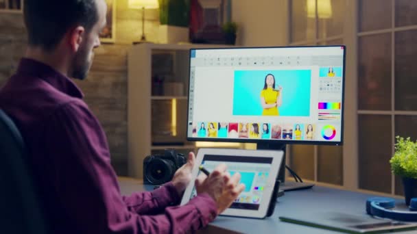 Retouche professionnelle travaillant tard dans la nuit sur des photos — Video
