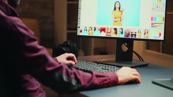 Photographe talentueux au bureau à domicile la nuit — Video