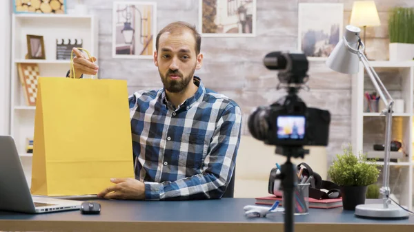 Jovem vlogger apresentando uma oferta especial para seus seguidores — Fotografia de Stock