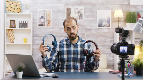 Famoso vlogger grabando una revisión y probando auriculares —  Fotos de Stock