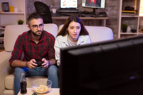 Televizyonda video oyunu oynayan neşeli genç çift — Stok fotoğraf