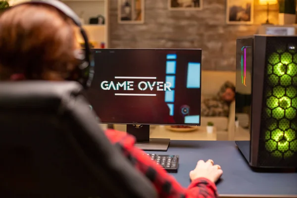 Oyuncu kadın video oyununda kaybediyor. Gece geç saatte oturma odasında oynuyor. — Stok fotoğraf